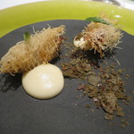 エクアトゥール - アミューズ：ホタルイカのカダイフ包み、温かいジャガイモのムースとホタルイカの砂