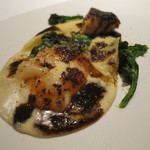 エクアトゥール - 前菜2：地鶏卵黄のラビオリとフォアグラ、筍のソテー、黒トリュフとパルメザン・クリームソース