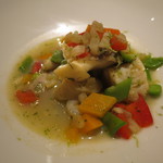 エクアトゥール - 魚料理：活けオマールとハマグリ、トコブシ、ミル貝、平貝のタイムとライム、ウドのナージュ仕立て