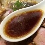 溜まり醤油の真っ黒スープが特徴だ