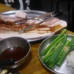 大阪焼肉・ホルモン ふたご - 和牛包めるカルビ