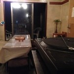 サッチモ - H.27.4.16.夜 カウンター席奥からソファ席・テラス席方面