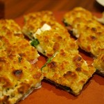 Serafina NEW YORK - "ディ セラフィーナ"薄焼きフォカッチャを上下でカットし、具材を挟んでもう一度焼きあげるという
N.Y.セラフィーナオリジナルの一品。