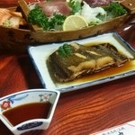 三幸丸 - 夕食では1人前でも舟盛りが出てきます。