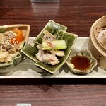 宵ノねこ - おまかせおばんざい3種盛り
                                 ⑴焼売
                                 ⑵アジの土佐酢漬け
                                 ⑶飛騨牛とキャベツ 胡麻こうじ味噌炒め