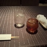 瀬里奈 - お冷と冷たいほうじ茶、おしぼりです。
