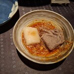 瀬里奈 - しゃぶしゃぶ鍋のスープで調理済みの特選牛リブロースと、餅をピリ辛だれの中に入れたものです。