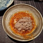 瀬里奈 - しゃぶしゃぶのスープで調理済みの特選牛リブロースを、ピリ辛だれの中に入れたものです。