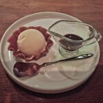 瀬里奈 - モンシェルトントンから出前のバニラアイスクリームです。