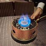 瀬里奈 - しゃぶしゃぶ鍋のコンロに、火が灯された様子です。