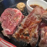 ペッパーランチ - トングで肉を裏返し焼きます