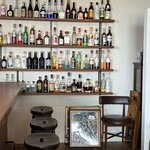 カフェ プエンテ - 店内のボトル棚