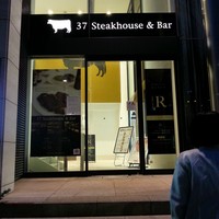 37 Steakhouse & Bar - けやき通りに面したエントランス