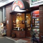 門 - タバコも売ってるよ