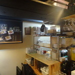 肉バル×ワイン酒場 びすとろ大将 - ところ狭しとワイングラスが並んでいます