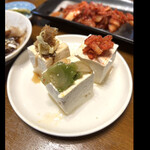 増味屋 - 料理写真:《のせただけですが私の冷奴のアレンジ》大人気の冷奴ダレ（左）　美味しいザーサイ（中）　キムチ（右）　　トリプル冷奴　　byまみこまみこ