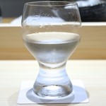 鮨　ミ雲 - ワイングラスで日本酒を。