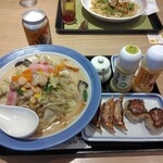 リンガーハット - 料理写真:野菜たっぷりチャンポン麺レギュラー(200g)1060円、餃子と焼売セット500円、ビール450円