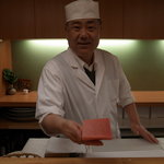 桜寿し - カンターとトロを持つ大将
