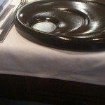 レストラン マノワ - モダンなショープレート