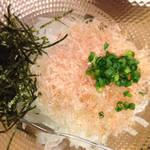 焼肉問屋　くに家 - 新玉ねぎのサラダ