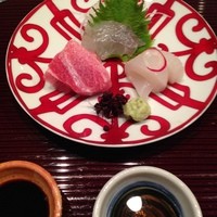 和創ふんりんかん ぎり - お造り　右下は土佐醤油、左下は角長の醤油