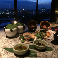 桜坂 ONO - 【前　菜】
                蛤と分葱、生若布のぬた
                初鰹花山葵ジュレ
                新馬鈴薯酒盗バター
                蛸と早生甘藍のポシェ　塩トマトのピュレで
                めかぶポン酢和え
                雪ノ下　桜煎餅　防風