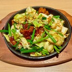 炭火と串焼きと肴 原価酒場 イロ鶏ドリ - スタミナ牛ホルモンの鉄板焼き