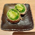 炭火と串焼きと肴 原価酒場 イロ鶏ドリ - シャキシャキレタス豚巻き