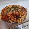とうちゃんず - 肉玉そば(税込900円)
・茹で生中太麺(磯野製麺所)
・オタフクソース(フルーティーな甘み)
・焼き方:押さえない
・焼き上がりの形:低いドーム型で綺麗な円形
・鉄板orお皿で食べるのが標準