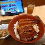 すき家 - 料理写真:特うな丼 1,680円(税込) 、モーニング牛小鉢 180円(税込)