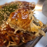 とうちゃんず - フルーティーな甘みのオタフクソース、麺は表面は少しパリッとしてますがどちらかと言えば軟らかな麺
山盛りの千切り甘藍は少し水分が多め、ドーム形にすることでフックラと蒸し焼きされ甘みが引き出されています