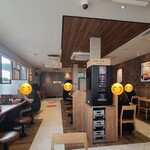 松のや - 白い天井&木板張り天井、ガラス張り壁&ベージュ色の壁&腰高迄の木板張り壁&灰色の壁&写真入りメニューポスター等が貼られた煉瓦調壁紙の壁、艶消し白のタイル貼り床&木板タイル貼り床、機能的な空間