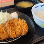松のや - 得朝ロースかつ定食《小鉢無》(税込550円)
①ロースかつ、千切り甘藍&馬鈴薯サラダ添え②白ご飯【小盛》③お味噌汁(若布入り)