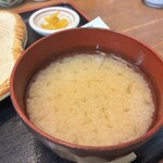 とんかつ杉 - 出汁の効いたワカメのみそ汁。