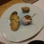 天ぷらあら木 - 牡蠣のオイル漬け　ツブ　黒にんにくのチーズ和え