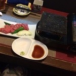 Kutsurogiya Gashin - 和牛もも肉溶岩プレート焼1100円