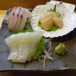 なごみや五感 - 刺し身三種盛り　ホタテ、カンパチ、ヒラメ