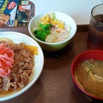 すき家 - 料理写真:牛丼中盛 ランチサラダセット 850円