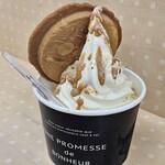 半田屋 - 料理写真:バリサク南部せんべいソフト（焦がしキャラメル）680円