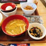 すき家 - みそ汁、小鉢