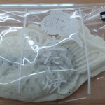 一口茶屋 - 料理写真:冷やし生たい焼き（黒ごま＆ミルククリーム）