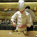 Jean-Georges Tokyo - キャヴィアを盛りつけ中