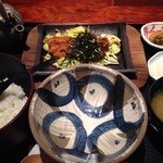 和心とんかつ　あんず - とんかつ茶漬け1799円（茶漬け薬味、わさび・梅干し・辛子高菜）と漬物・味噌汁付