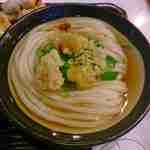 うどん 丸香 - うどんの中に揚げ玉ボンバーさせて頂くと、うどんは腰がしっかりあり、艶やかな食感で美味しく出汁はしっかりといりこの出汁効いた旨味のある一品で、東京一のさぬきうどんのお店と様々な方々が唸るのも分かります。