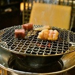 Sumibiyakiniku Hibachi - 2015.3 炭火で焼きます（焼いているのはサーロインとコッテリホルモン）