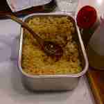 うどん 丸香 - うどんを頂く前に目の前にありました、揚げかすの入った容器を手元に移動させ