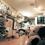 今日やっとおじゃますることができました！！
          カウンター席のみのこぢんまりしたお店なんだけど、
          スタイリッシュな内装がかっこいいね～
          