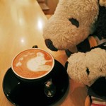 バール イスタ - うぅぅぅ、これはもったいなくて飲めないぞ・・・
      
      と言いながら、どちらの珈琲もとても美味しい～
      珈琲のほろ苦さの中にフルーツの甘いテイストも感じ、
      後味がすごくさっぱりしていて飲みやすかったよ。