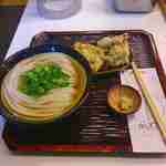 うどん 丸香 - 程なくして冷かけうどん400円とかしわ天200円が目の前に運ばれてきました。